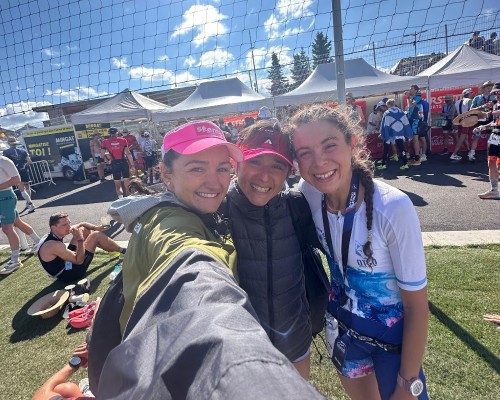 Imagen_Chilenas_en_triatlon_Alpe_dHuez_2025.jpg