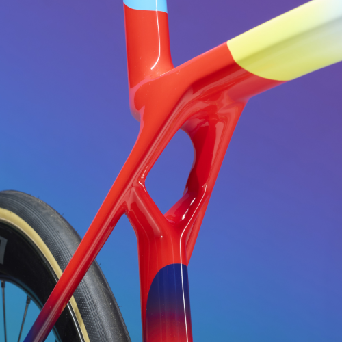 Imagen_2_Tri_Llega_ICON_Gamut_El_nuevo_esquema_de_colores_de_Trek_para_Madone_SLR_y_Speed_Concept_SLR.md.png