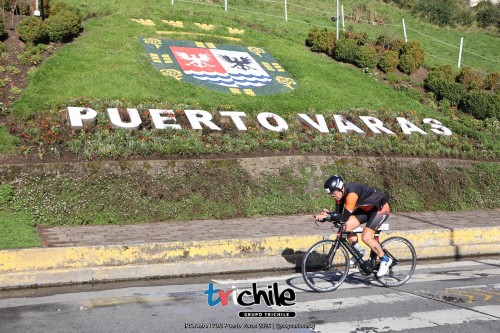CoberturaTrichile_IRONMAN_703_Puerto_Varas_2026_ciclismo_Age_Group_fotografo_soycarloseloy431.jpg